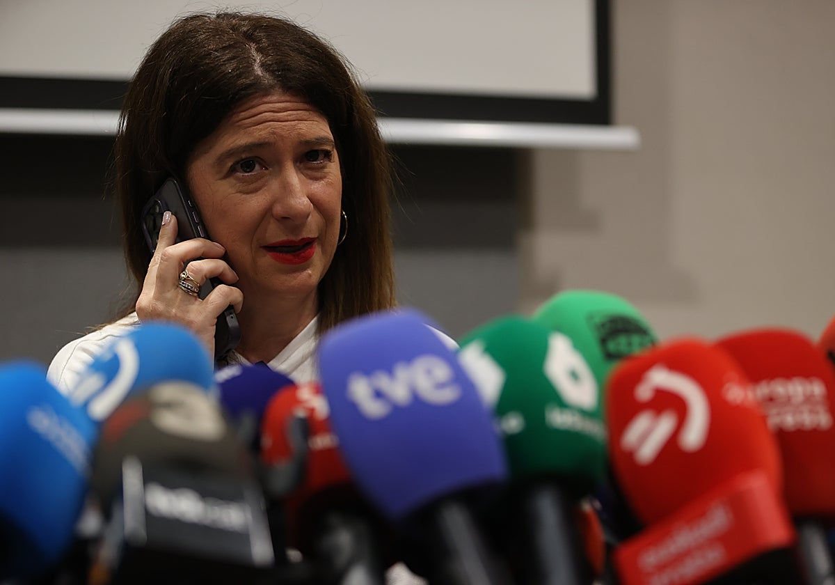 Leire Díez habla por teléfono