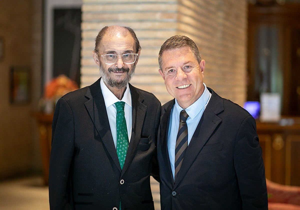 Foto de archivo de Emiliano García-Page (d.) junto a Javier Lambán