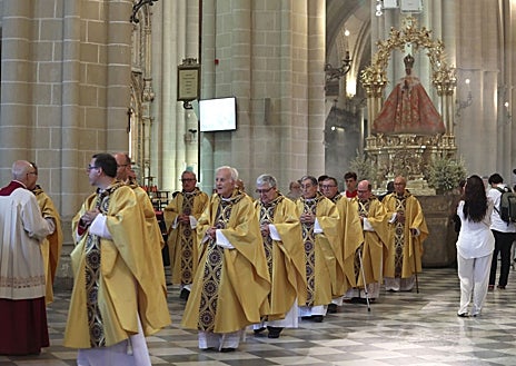 Imagen secundaria 1 - Diferentes momentos de la procesión por las naves de l templo primado 