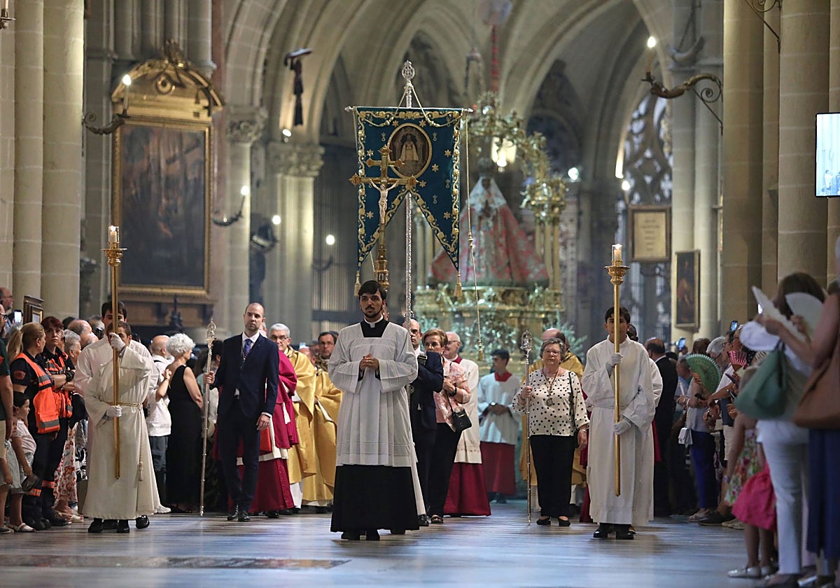 La procesión avanza por las naves de la Catedral