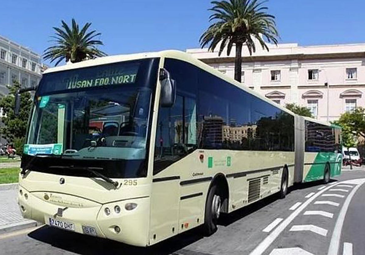 Autobús del Consorcio de Transportes de la Junta circulando por Cádiz capital