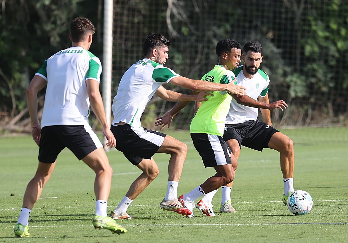 Dalisson intenta zafarse de sus compañeros en un entrenamiento