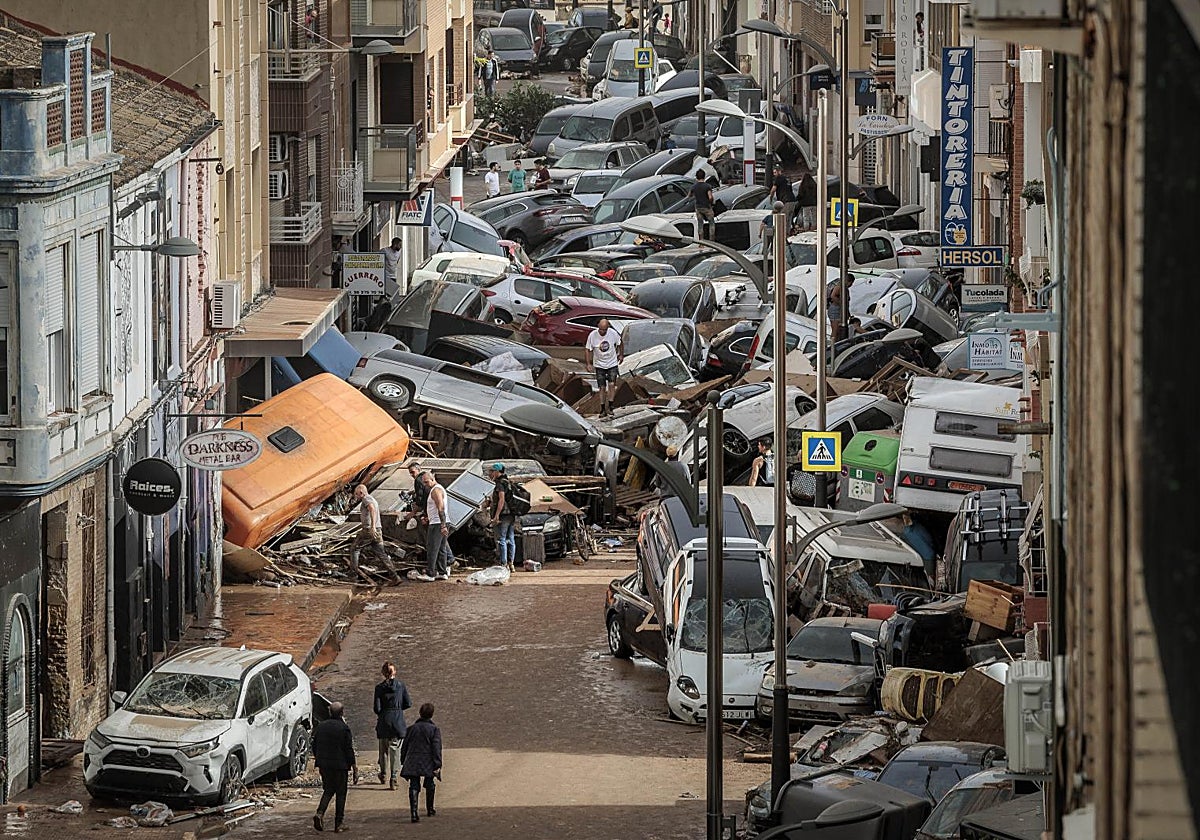 Imagen de archivo de vehículos amontonados en una calle tras las intensas lluvias el día de la dana