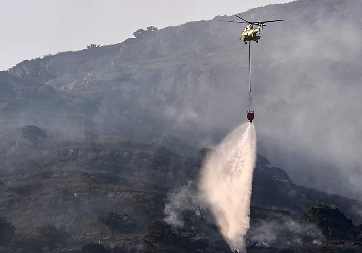 Juanma Moreno pide endurecer las penas a los pirómanos, «a estos asesinos»