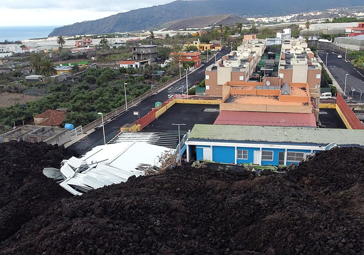 La lava en su entrada en La Laguna, con el colegio como límite de las coladas, el 26 de noviembre de 2021