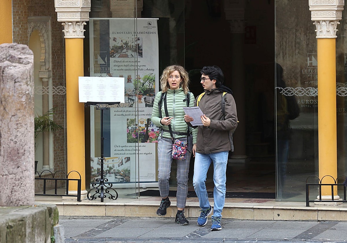 En numerosos lugares, la tasa se paga al alojarse en un establecimiento hotelero.