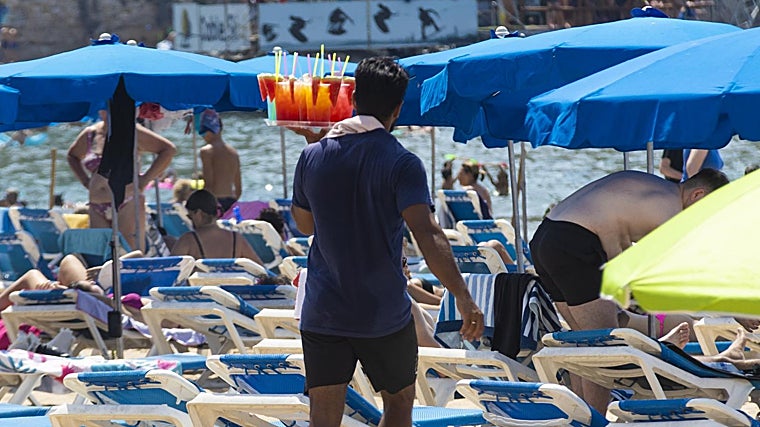 Imagen de un vendedor ambulante en la playa de Levante de Benidorm