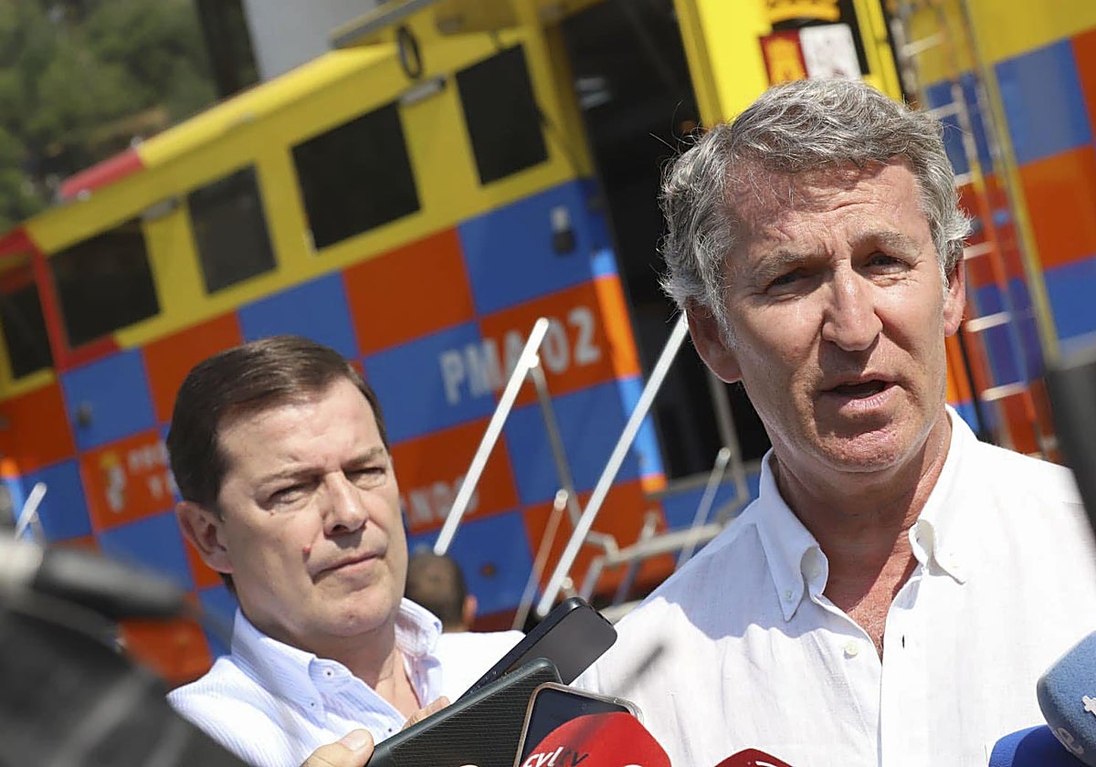 El líder del PP, Alberto Núñez Feijóo, junto a Alfonso Fernández Mañueco en León