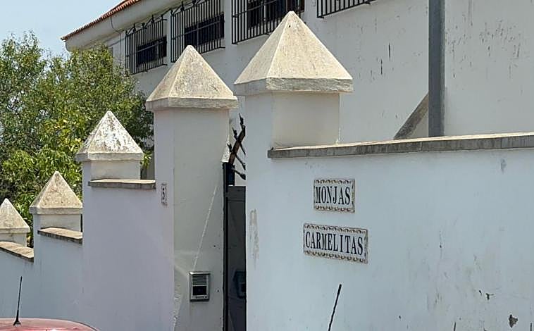 Imagen principal - Imagenes del exterior del antiguo convento carmelita reconvertido en centro de acogida y de su director, Grabriel Orihuela