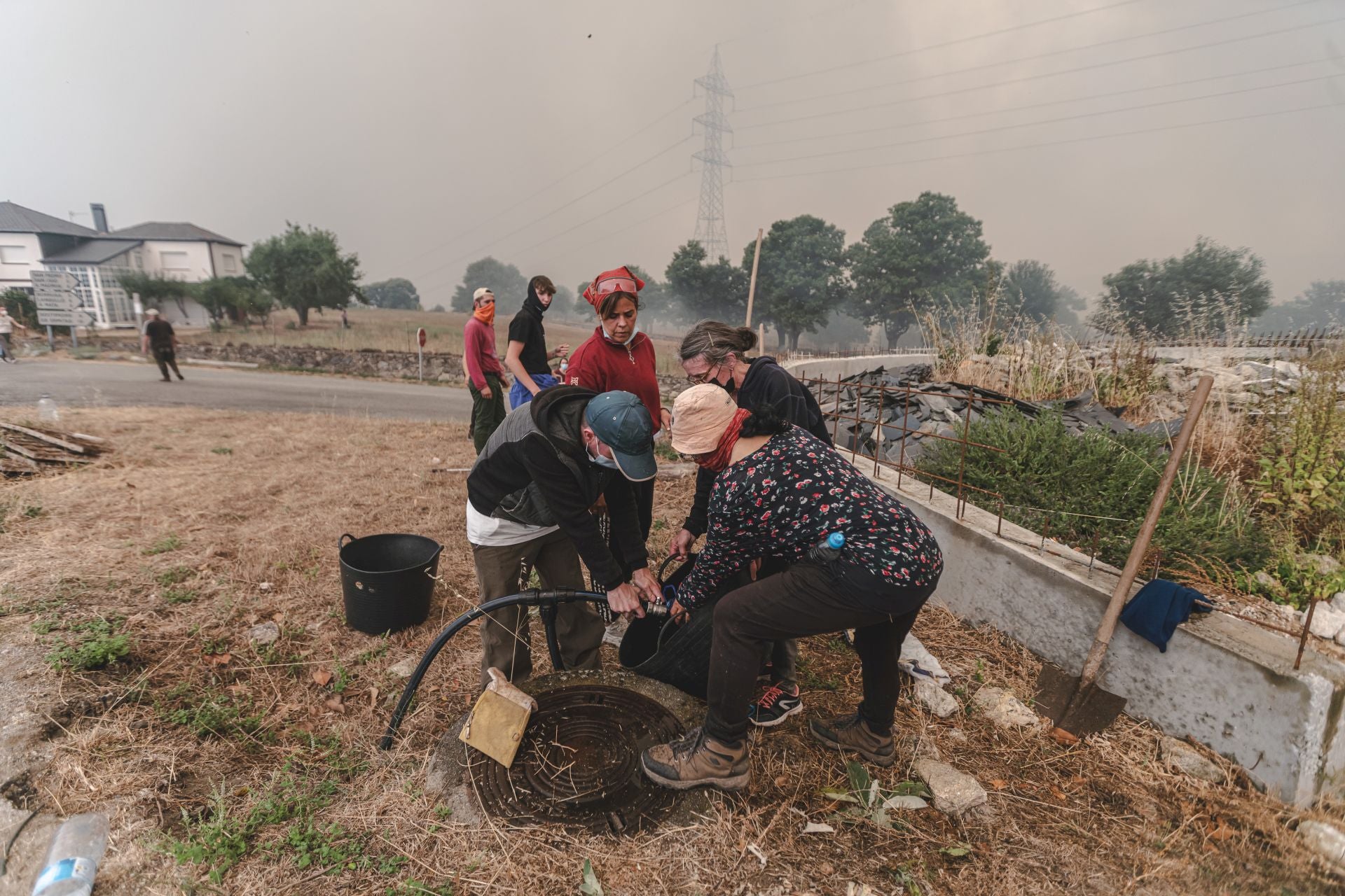 La primera línea contra el incendio más devastador de Galicia, en imágenes