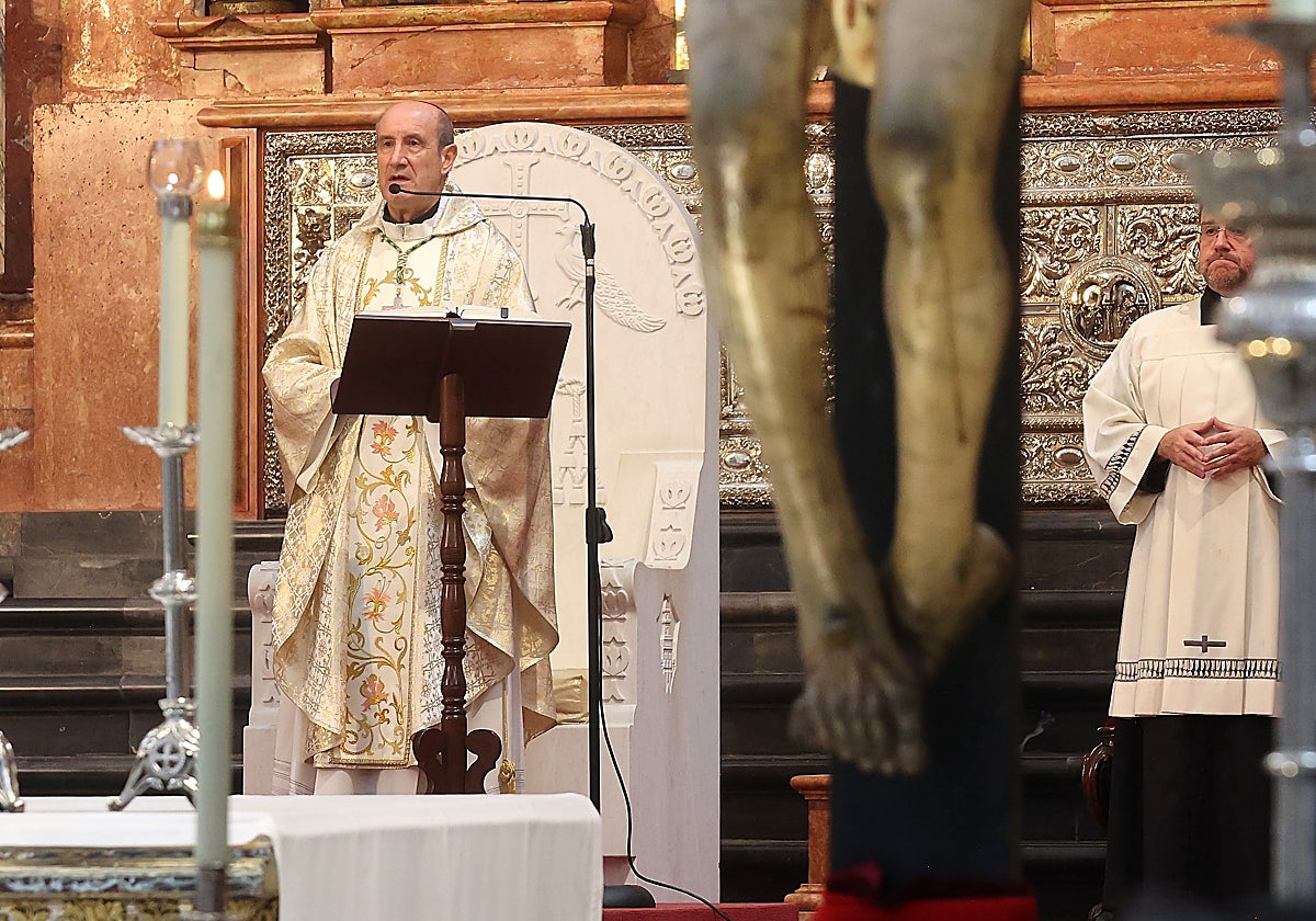 El obispo de Córdoba Jesús Fernández oficia la misa de la Virgen de la Asunción