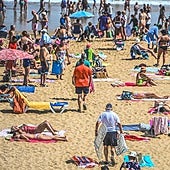 Alarma en el País Vasco francés tras la llegada del nuevo turismo: «Nunca había visto tanta gente comiendo en la playa»