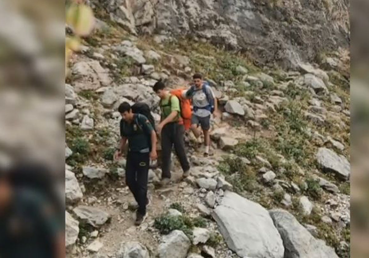Evacúan a más de cien personas de un refugio de montaña en una zona con un incendio activo desde el miércoles