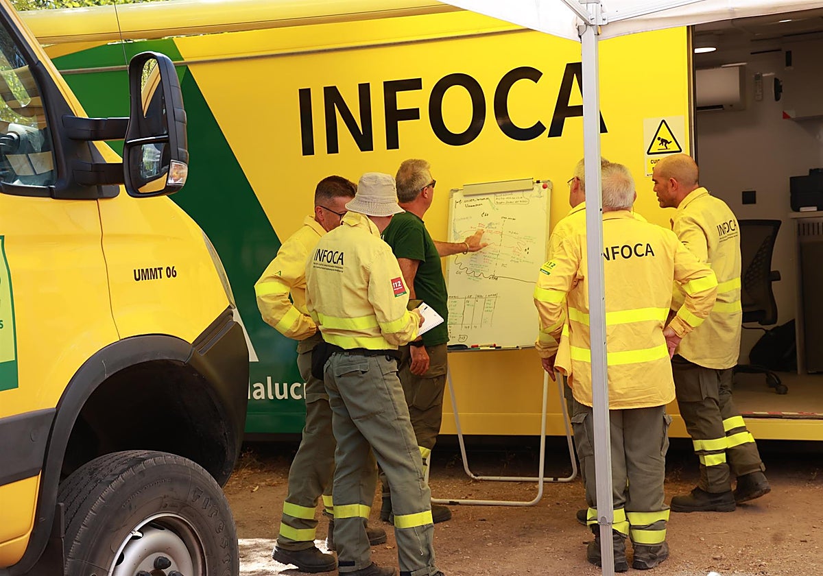 Miembros del Plan Infoca del incendio forestal de Andújar (Jaén) en el puesto de mando avanzado