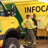 Miembros del Plan Infoca del incendio forestal de Andújar (Jaén) en el puesto de mando avanzado