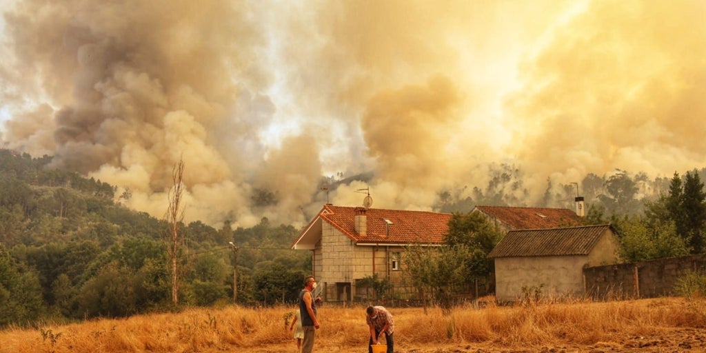 Las llamas no cesan y provocan cortes en telecomunicaciones, luz y agua en Orense
