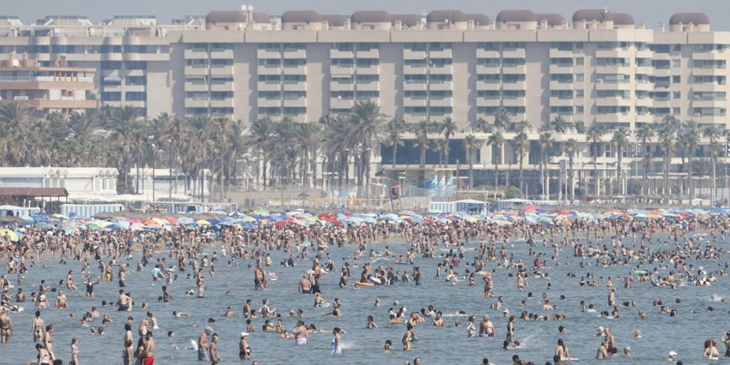 El Mediterráneo roza los 29 grados en la boya de Valencia tras una jornada de calor infernal