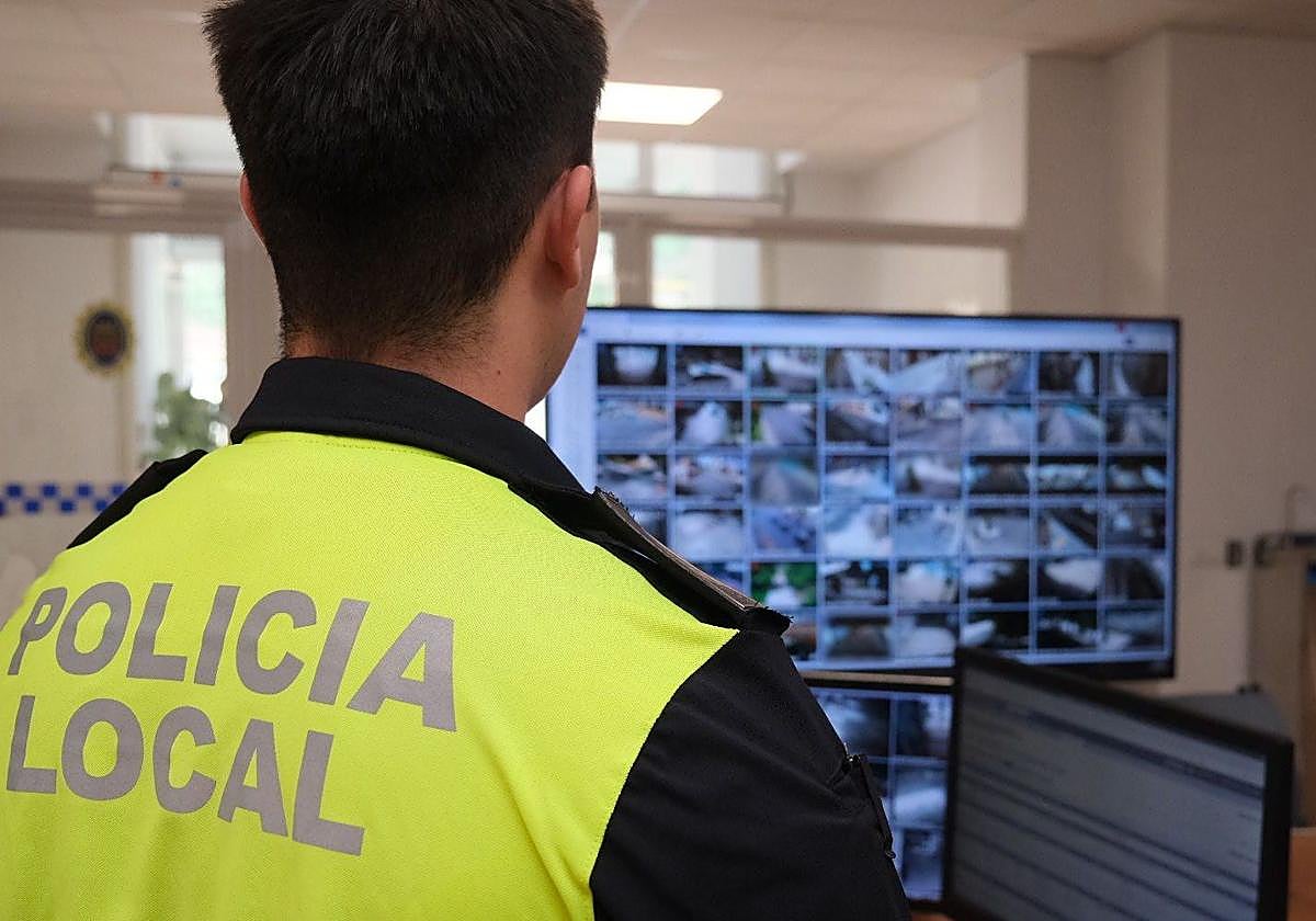 Un agente de la Policía Local ante los monitores de las cámaras de seguridad