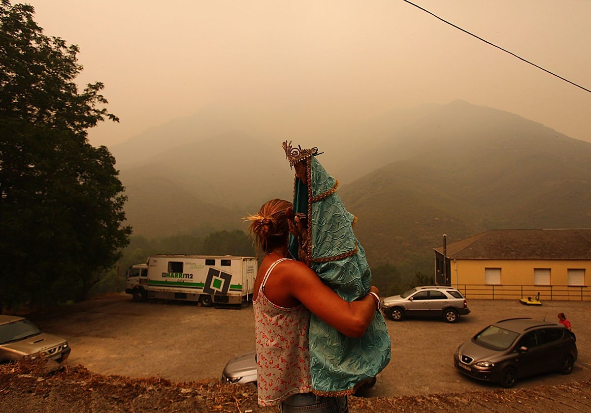 Una vecina de Lusio rescata la Santa de la iglesia ante el temor de que llegue el fuego