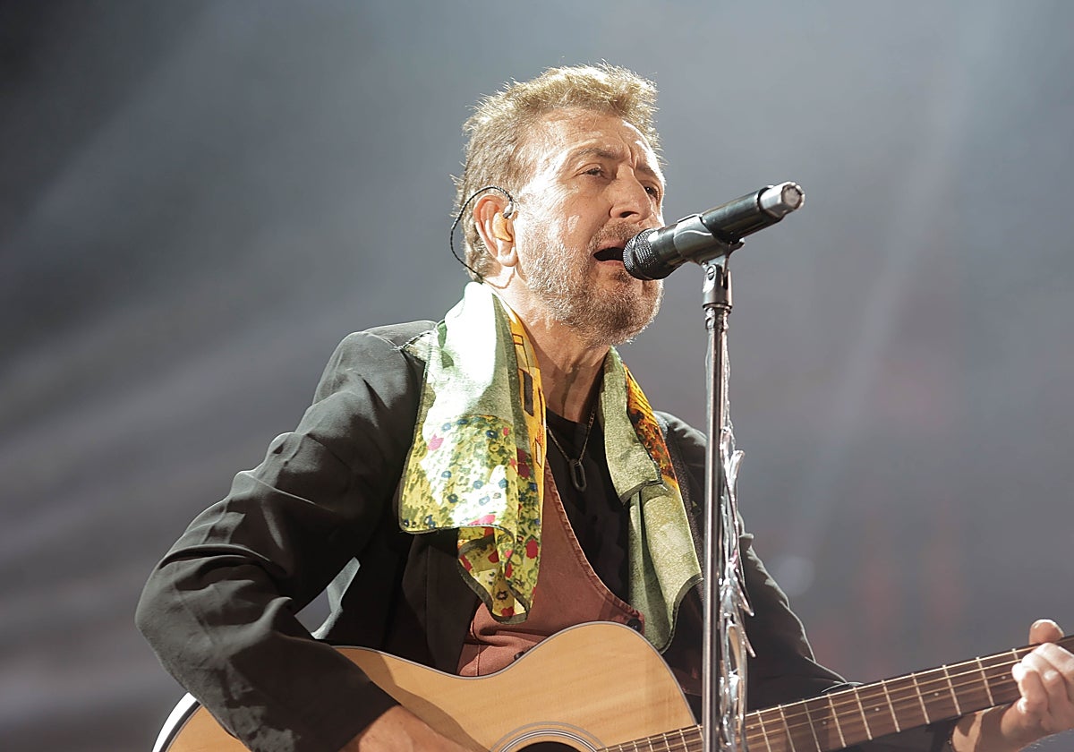 Manolo García durante un concierto