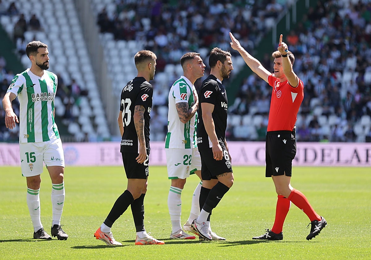 Carlos Isaac hablando con Moreno Aragón en el Córdoba CF - Elche CF