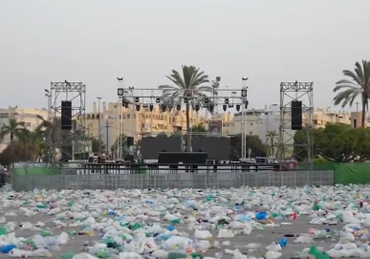 Miles de bolsas ocupan la Explanada de la Juventud