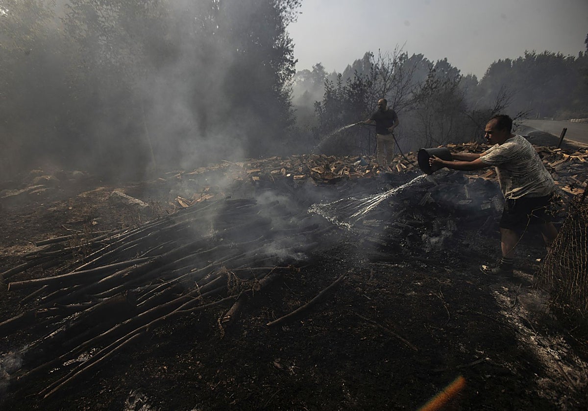 Vecinos de Carballeda de Avia intentan frenar las llamas próximas a sus hogares