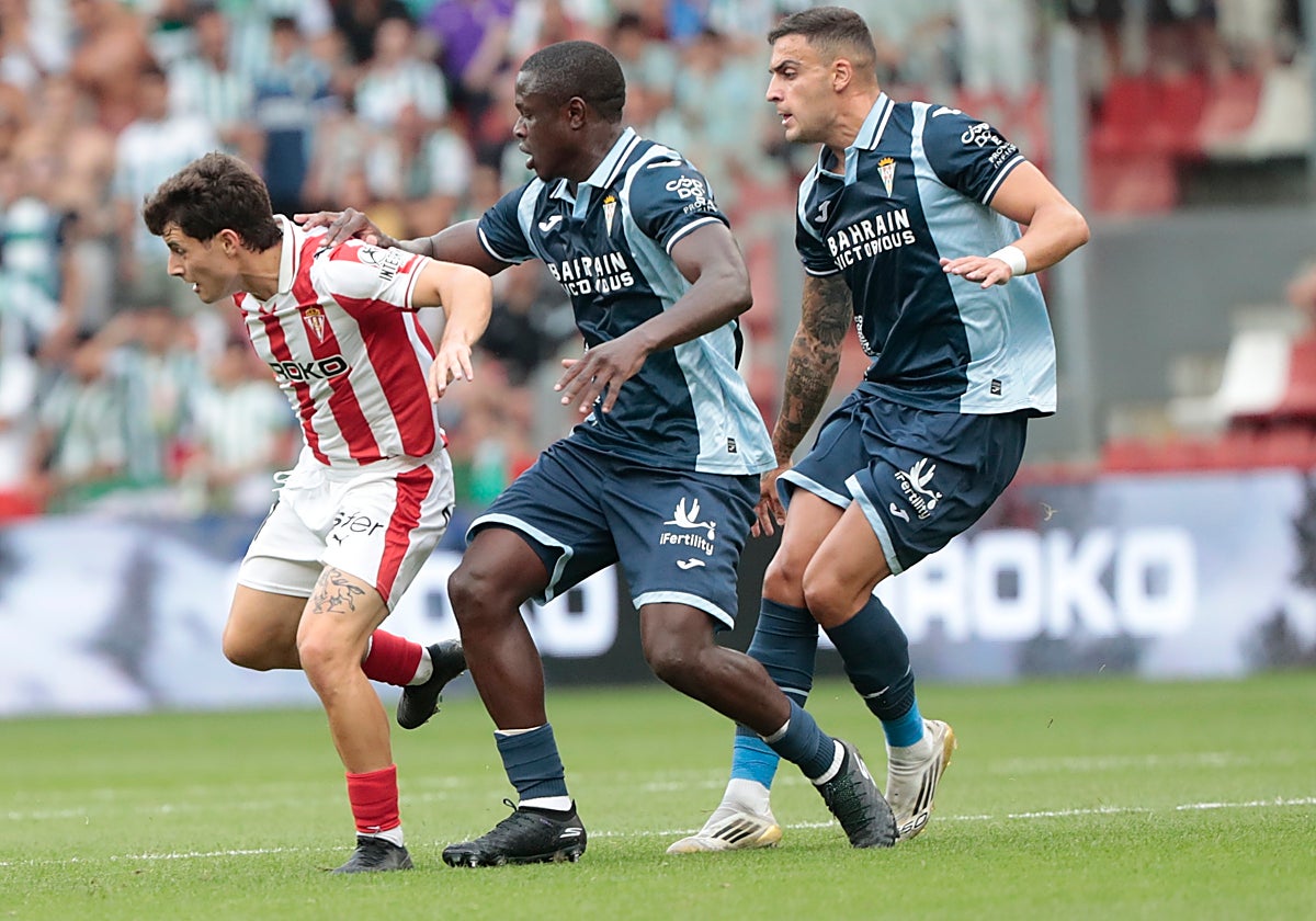 Fomeyem y Carlos Isaac persiguen a un rival del Sporting de Gijón