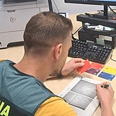 Roba la tarjeta de crédito a la madre de su amigo y le pillan antes de fugarse a Marruecos