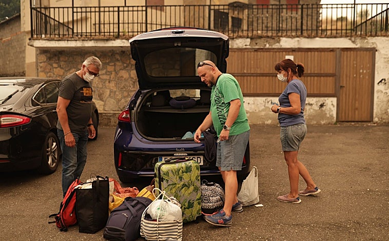 Imagen principal - Desalojo de los vecinos de San Ciprián de Sanabria por el incendio en Porto (Zamora), que han sido acogidos en Benavente