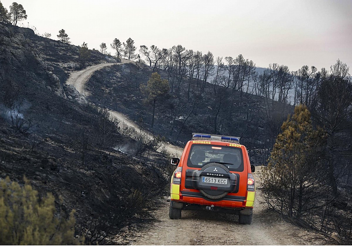 Un vehículo de Emergencias circula por un monte devastado por un incendio en la provincia de Valencia, hace unos días