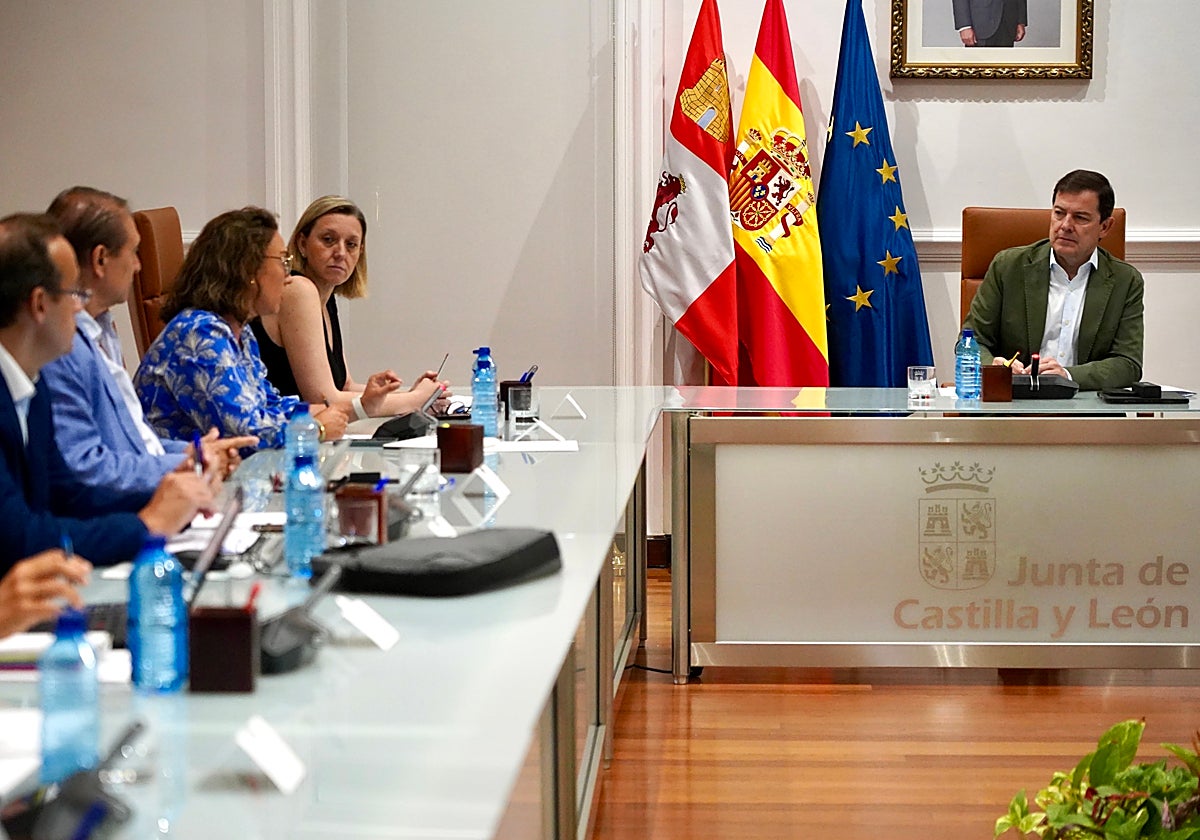 Mañueco ha reunido este lunes a su Gobierno para analizar la situación creada por los incendios