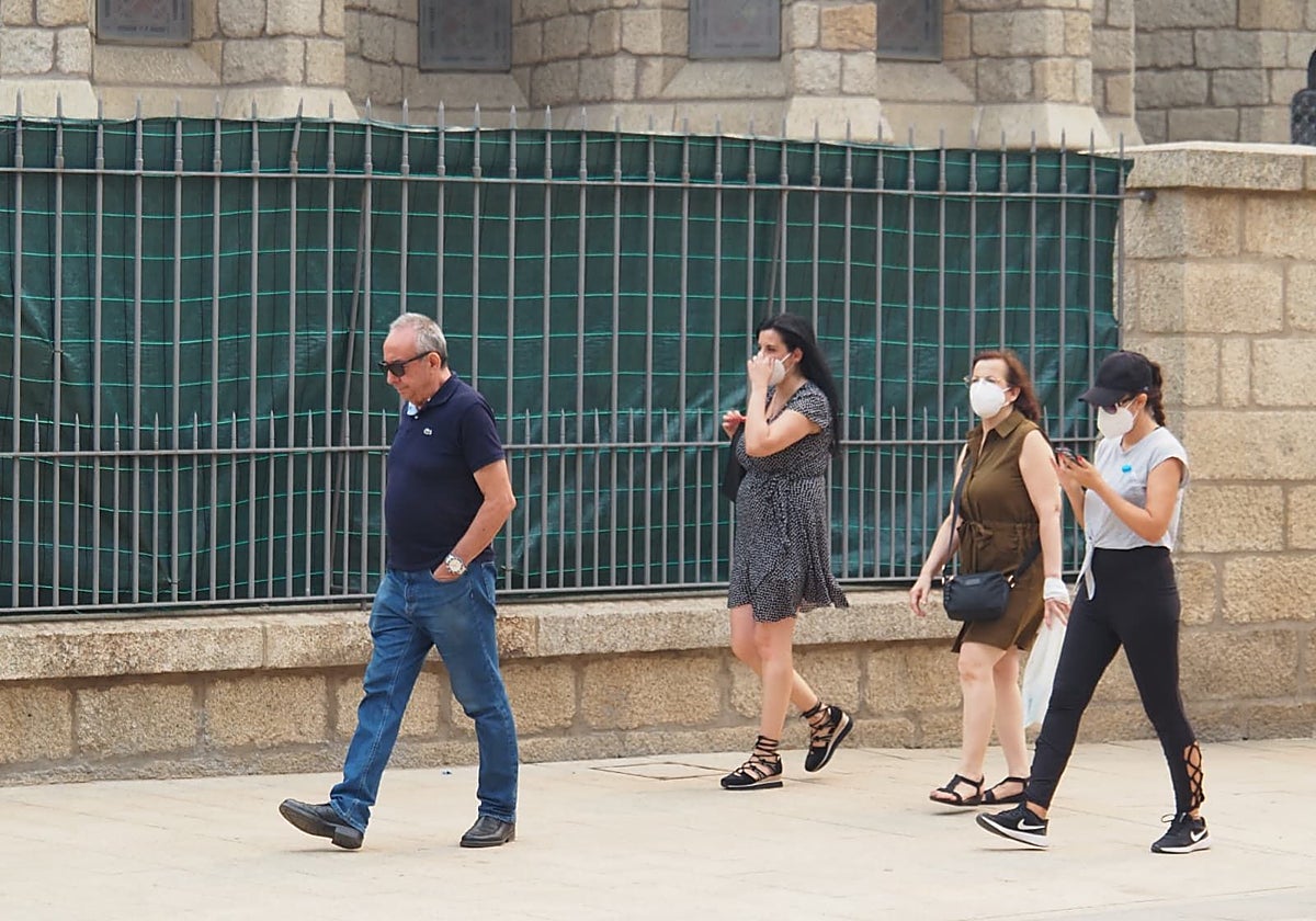 Viandantes con mascarillas en Astorga (León)