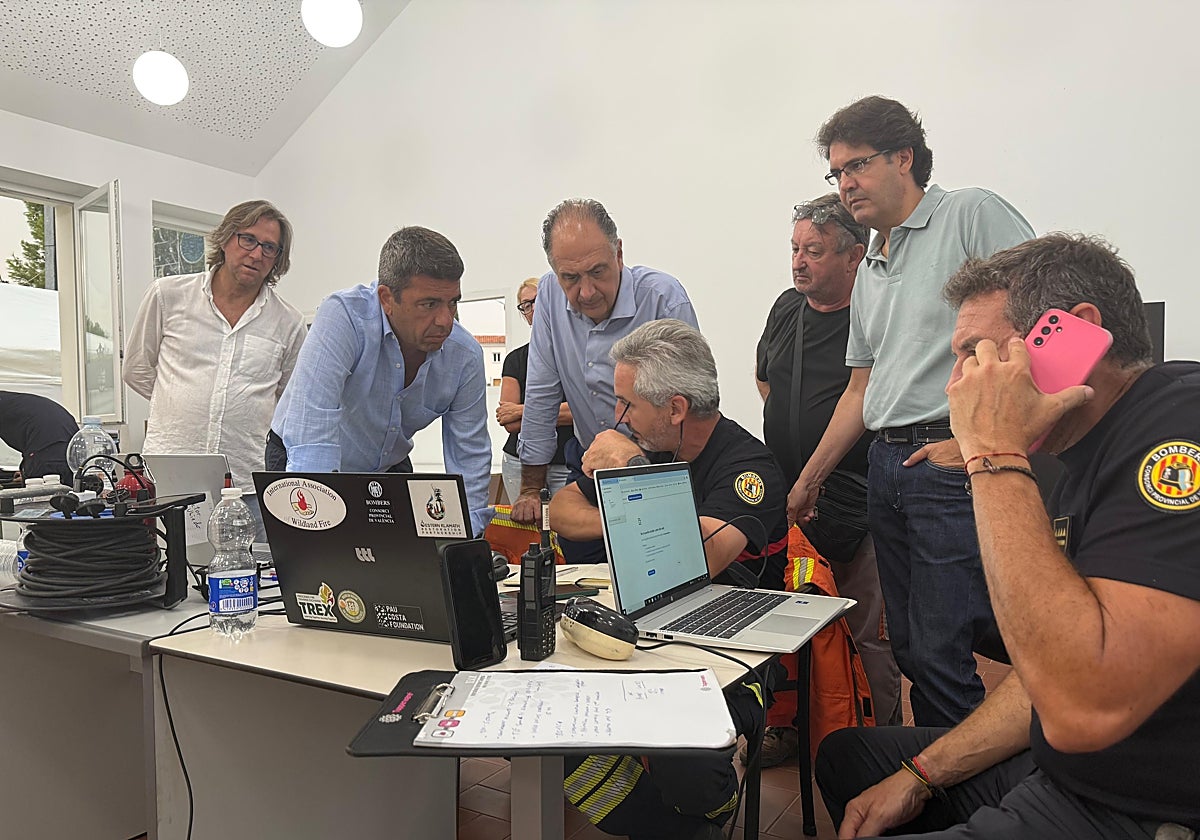 Imagen del presidente valenciano Carlos Mazón en el puesto de mando avanzado del último incendio registrado en la región