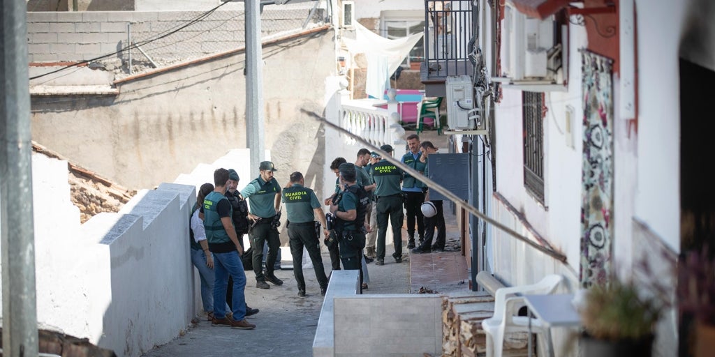 El blindaje policial en el pueblo granadino de Pinos Puente se mantiene pese a que se ha anulado la feria