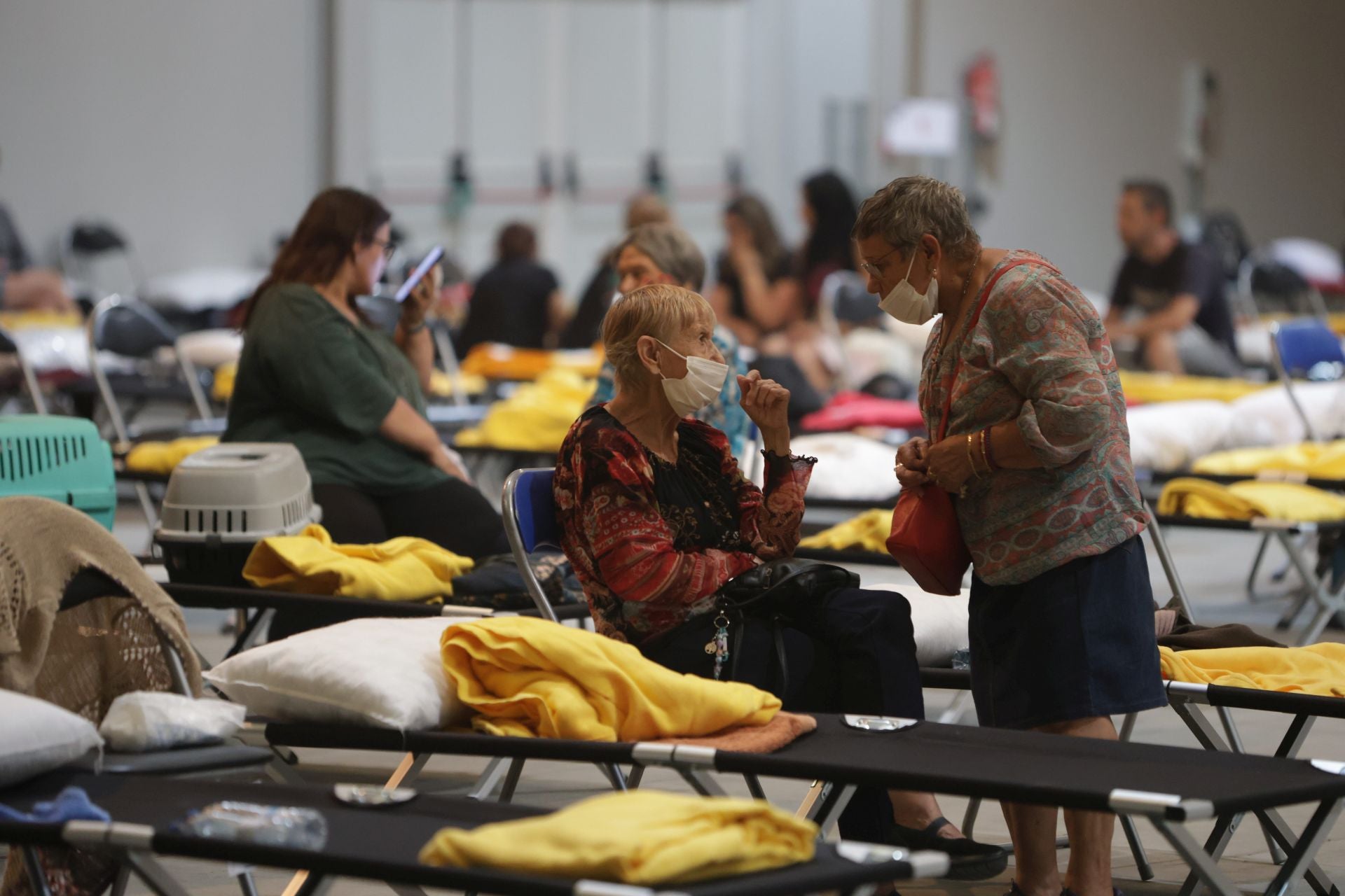 El Centro de Transportes de Benavente (Zamora) acoge a vecinos evacuados de la zona de Sanabria por el avance de las llamas