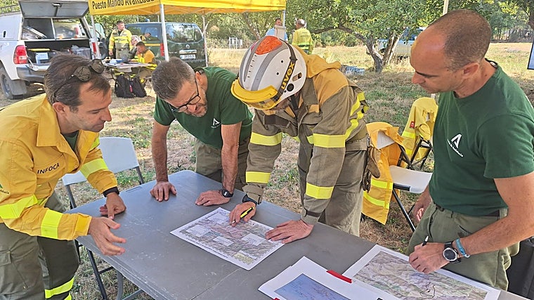 Técnicos del Infoca en el puesto de mando en León