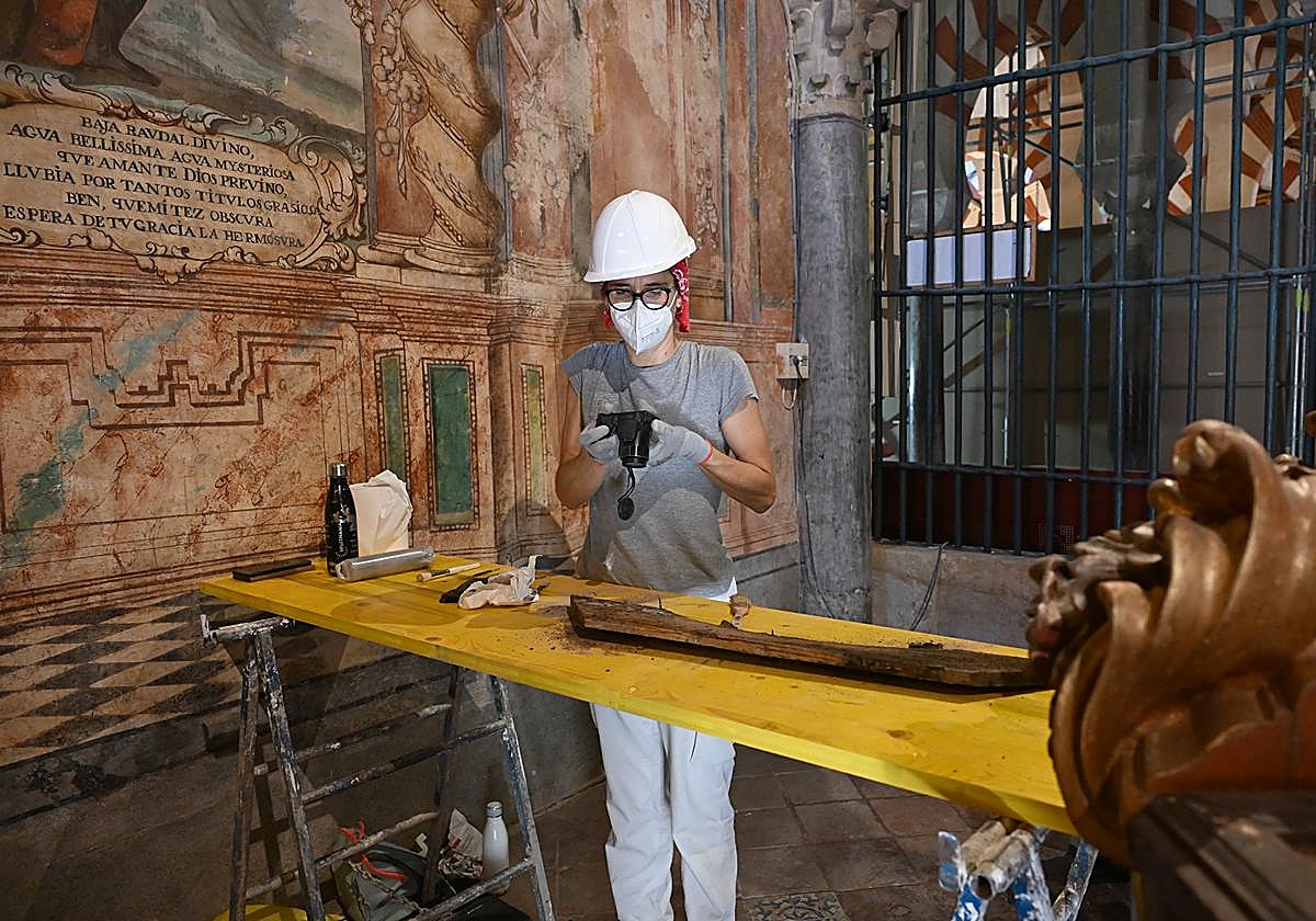 Una restauradora trabajando en la capilla de la Encarnación