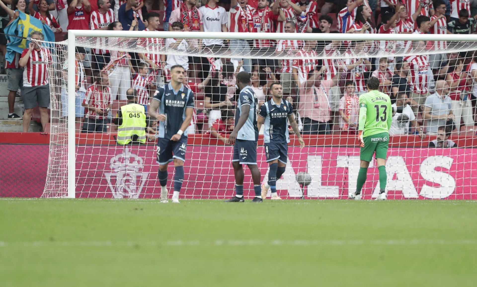 La derrota del Córdoba en Gijón, en imágenes