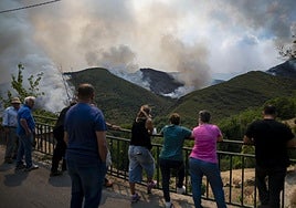 Los incendios pasan de «infernales a extinguibles»