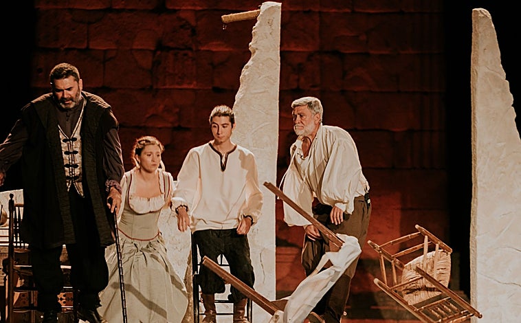 Imagen principal - Los vecinos de Zalamea en plena representación