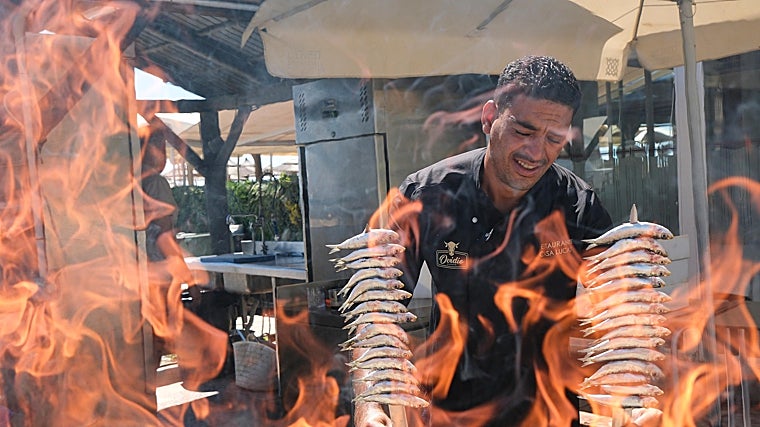 Zakaria Bennour tras el fuego de las brasas que asa los espetos