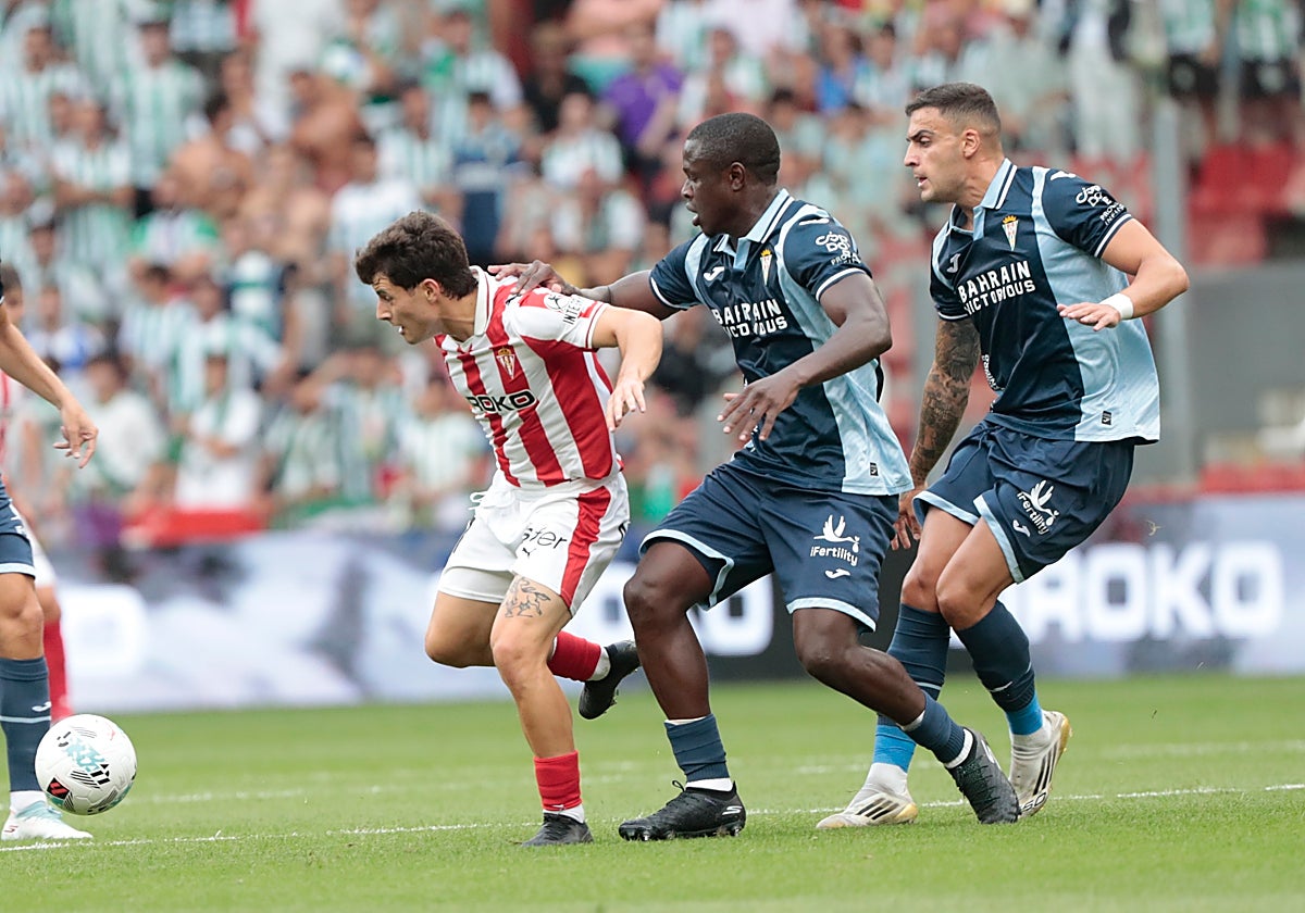 Fomeyem luchando por el balón en el Sporting - Córdoba CF