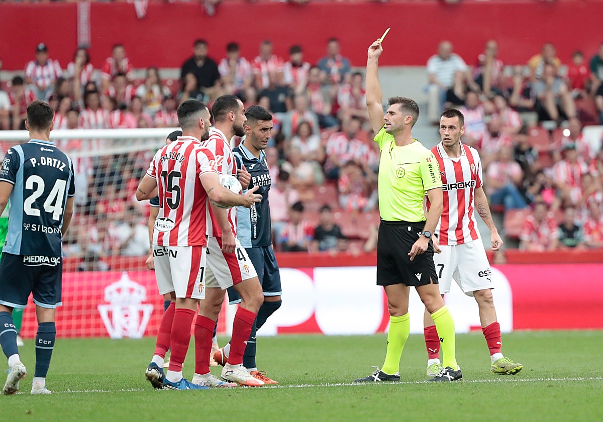 Moreno Aragón enseña una cartulina amarilla en el Sporting - Córdoba CF