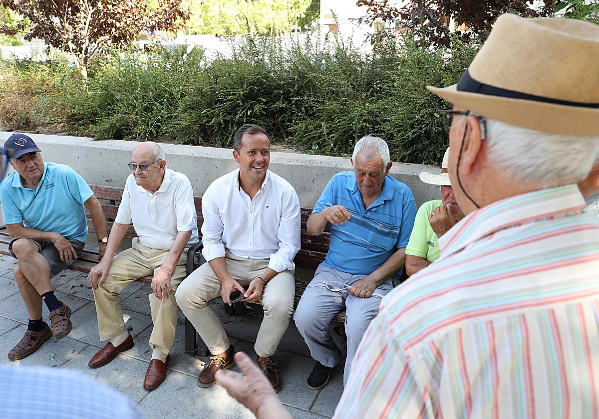Velázquez conversa con algunos vecinos del barrio