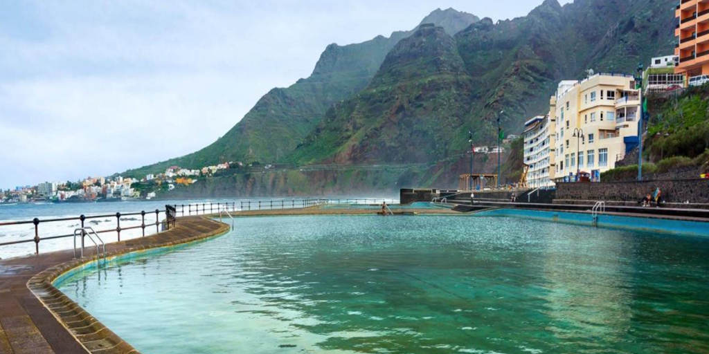 Recuperan de una parada a un hombre rescatado en estado crítico de una piscina natural en Tenerife