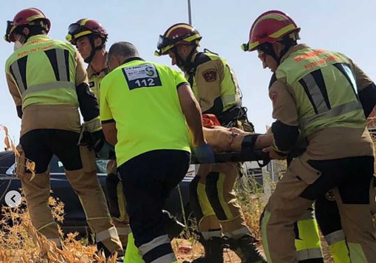 La mujer herida es trasladada en camilla tras su caída
