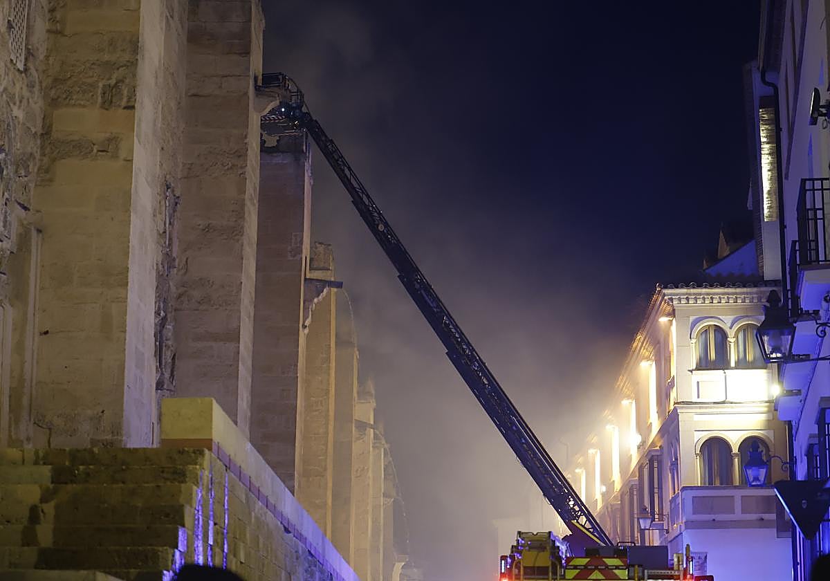 Los bomberos apagando el fuego de la Mezquita-Catedral