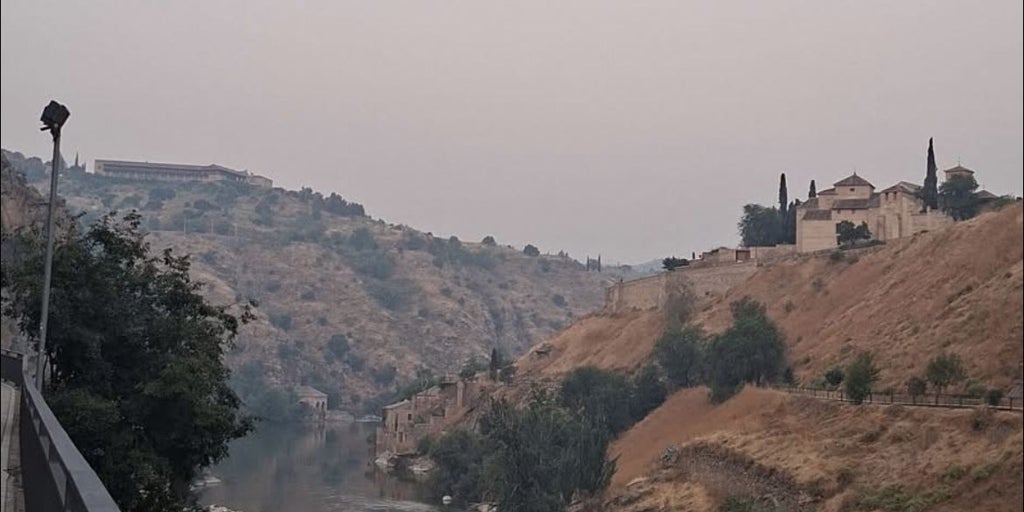 El humo de los incendios oscurece los cielos de la región y pone en alerta a Toledo, Talavera e Illescas