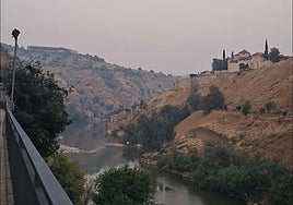 El humo de los incendios oscurece los cielos de la región y pone en alerta a Toledo, Talavera e Illescas